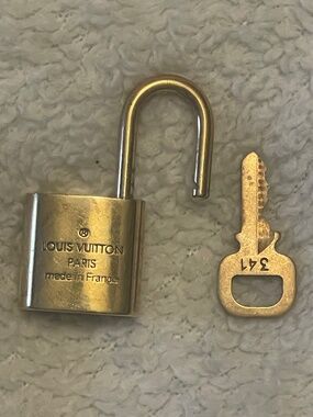 LOUIS VUITTON LOCK & KEY #341 GOLD PADLOCK AUTHENTIC | OS | BAG CHARM / NECKLACE
